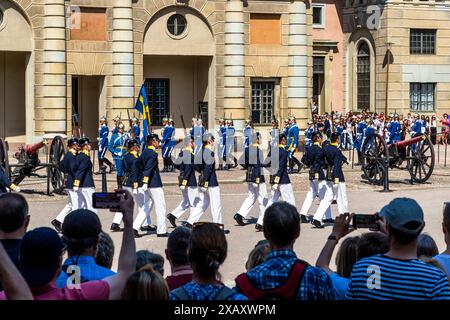 Scena del cambio della guardia a Kungliga Slottet. Questa popolare attrazione turistica si svolge ogni giorno nella piazza del castello in estate. La banda di solito marcia a piedi, ma due giorni alla settimana marcia anche come una banda di cavalleria. Cerimonia della Guardia reale presso il Palazzo reale di Stoccolma. Cambio della guardia di fronte al Palazzo reale svedese di Stoccolma con accompagnamento musicale della banda montata. Yttre borggården, Stoccolma, Svezia Foto Stock