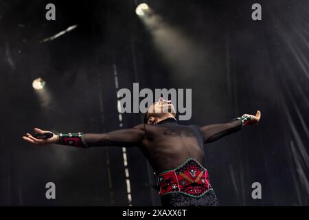 Palencia, Spagna. 8 giugno 2024. Il cantante spagnolo Rodrigo Cuevas si esibisce durante un concerto al Palencia Sonora Music Festival l'8 giugno 2024. (Foto di COOLMedia/NurPhoto) credito: NurPhoto SRL/Alamy Live News Foto Stock