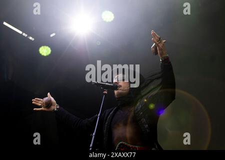 Palencia, Spagna. 8 giugno 2024. Il cantante spagnolo Rodrigo Cuevas si esibisce durante un concerto al Palencia Sonora Music Festival l'8 giugno 2024. (Foto di COOLMedia/NurPhoto) credito: NurPhoto SRL/Alamy Live News Foto Stock