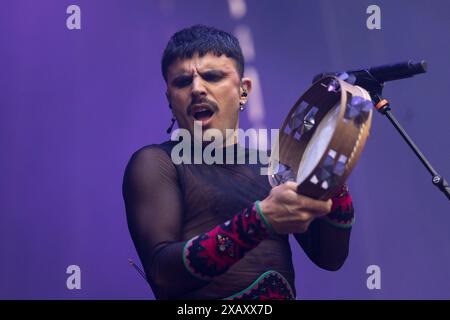 Palencia, Spagna. 8 giugno 2024. Il cantante spagnolo Rodrigo Cuevas si esibisce durante un concerto al Palencia Sonora Music Festival l'8 giugno 2024. (Foto di COOLMedia/NurPhoto) credito: NurPhoto SRL/Alamy Live News Foto Stock