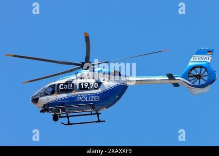 Einsatzhubschrauber der Polizei Nordrhein-Westfalen. D-HNWT AIRBUS Helicopters BK117 D2 / H145 / EC145 T2 c/n: 20107 Baujahr: 2016 *** elicottero di polizia della Renania settentrionale-Vestfalia D HNWT AIRBUS Helicopters BK117 D2 H145 EC145 T2 c n 20107 anno di costruzione 2016 Foto Stock