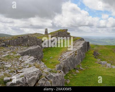 Trig Point su Carreg yr Ogof sulla Black Mountain dei Brecon Beacons Galles del Sud Regno Unito Foto Stock