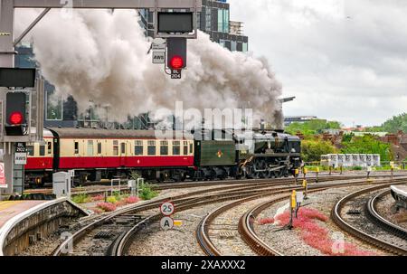 Il treno a vapore noleggiato 34046 Braunton parte dalla stazione di Bristol Temple Meads nel Regno Unito nel maggio 2024 Foto Stock