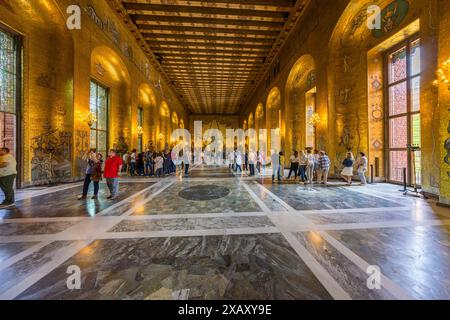 La sala d'oro del municipio di Stoccolma con milioni di piastrelle a mosaico. L'artista svedese Einar Forseth (1892 - 1988) era ancora molto giovane quando gli fu affidato questo compito mammut. I motivi nella sala spaziano dall'ispirazione bizantina all'ultramoderno per l'epoca. Municipio di Stoccolma (Stockholms stadshus). Uffici governativi sul lungomare completati nel 1923 e realizzati in mattoni rossi con una torre con copertura a lanterna. Stadshusträdgården, Stoccolma, Svezia Foto Stock