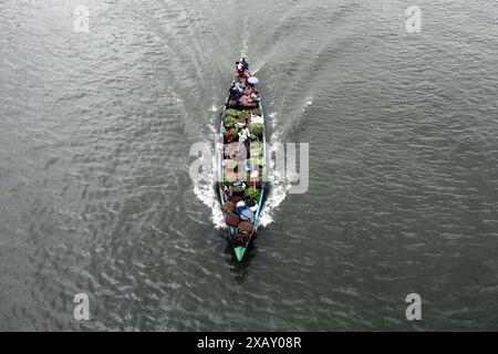 Dhaka, Wari, Bangladesh. 8 giugno 2024. I grossisti trasportano verdura in barca per la vendita ai mercati locali della megacity Dacca, Bangladesh, il 9 giugno 2023. (Credit Image: © Habibur Rahman/ZUMA Press Wire) SOLO PER USO EDITORIALE! Non per USO commerciale! Foto Stock