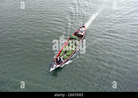 Dhaka, Wari, Bangladesh. 8 giugno 2024. I grossisti trasportano verdura in barca per la vendita ai mercati locali della megacity Dacca, Bangladesh, il 9 giugno 2023. (Credit Image: © Habibur Rahman/ZUMA Press Wire) SOLO PER USO EDITORIALE! Non per USO commerciale! Foto Stock