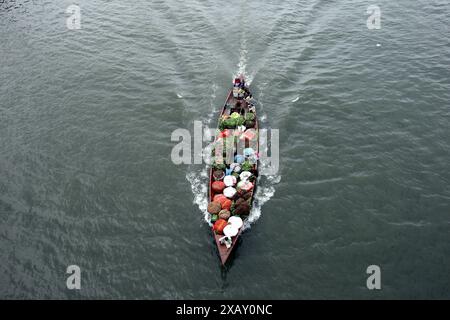 Dhaka, Wari, Bangladesh. 8 giugno 2024. I grossisti trasportano verdura in barca per la vendita ai mercati locali della megacity Dacca, Bangladesh, il 9 giugno 2023. (Credit Image: © Habibur Rahman/ZUMA Press Wire) SOLO PER USO EDITORIALE! Non per USO commerciale! Foto Stock