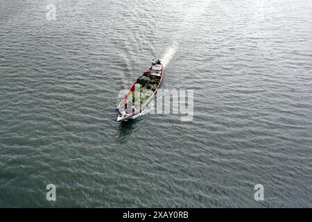 Dhaka, Wari, Bangladesh. 8 giugno 2024. I grossisti trasportano verdura in barca per la vendita ai mercati locali della megacity Dacca, Bangladesh, il 9 giugno 2023. (Credit Image: © Habibur Rahman/ZUMA Press Wire) SOLO PER USO EDITORIALE! Non per USO commerciale! Foto Stock