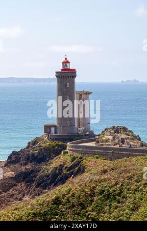 Il Phare du Petit Minou è un faro situato sulla strada di Brest, di fronte al Fort du Petit Minou, nel comune di Plouzané. Foto Stock