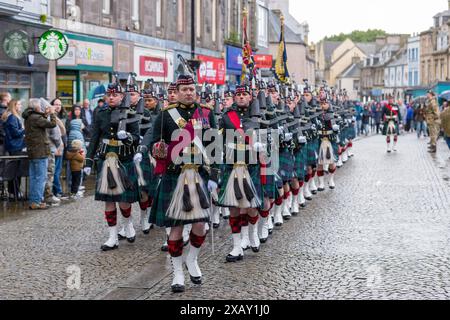 Elgin, Moray, Scozia, Regno Unito. 8 giugno 2024. Plainstones, High Street, Elgin, Moray, Scozia. Questa è la foto dalla seguente dichiarazione del Consiglio Moray - libertà di Moray per il Royal Regiment of Scotland la libertà di Moray deve essere conferita al Royal Regiment of Scotland (SCOTS) in una cerimonia a Elgin l'8 giugno 2024. In riconoscimento del loro servizio a Moray e alla nazione, la designazione come Freemen onorari di Moray conferisce il diritto di marciare con baionette fisse, bandiere che volano e pipe suonate. Crediti: JASPERIMAGE/Alamy Live News Foto Stock