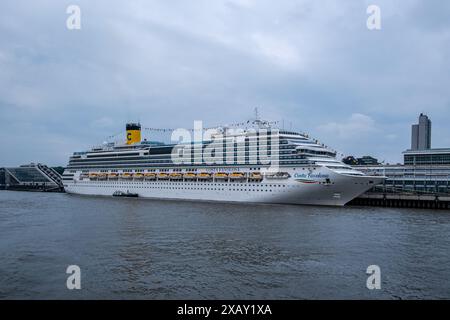 Amburgo, Germania - 05 25 2024: Vista della nave da crociera Costa Favolosa ormeggiata presso il centro crocieristico di Amburgo Altona. Foto Stock