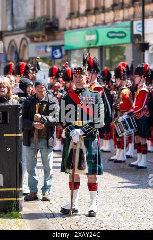 Elgin, Moray, Scozia, Regno Unito. 8 giugno 2024. Plainstones, High Street, Elgin, Moray, Scozia. Questa è la foto dalla seguente dichiarazione del Consiglio Moray - libertà di Moray per il Royal Regiment of Scotland la libertà di Moray deve essere conferita al Royal Regiment of Scotland (SCOTS) in una cerimonia a Elgin l'8 giugno 2024. In riconoscimento del loro servizio a Moray e alla nazione, la designazione come Freemen onorari di Moray conferisce il diritto di marciare con baionette fisse, bandiere che volano e pipe suonate. Crediti: JASPERIMAGE/Alamy Live News Foto Stock