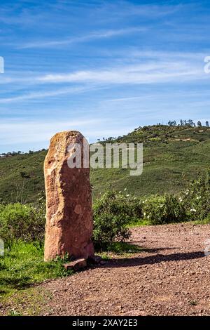 Arenaria Menir da Vilarinha, risalente al 6000-4500 a.C., sulle colline asciutte vicino a vale Fuzeiros, Algarve in Portogallo. Circuito Arqueologico da Vilarinha Foto Stock