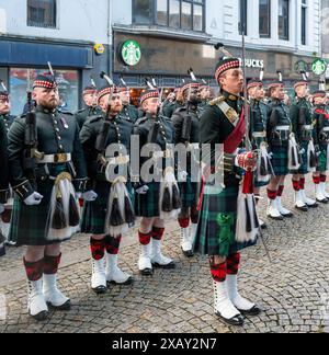 Elgin, Moray, Scozia, Regno Unito. 8 giugno 2024. Plainstones, High Street, Elgin, Moray, Scozia. Questa è la foto dalla seguente dichiarazione del Consiglio Moray - libertà di Moray per il Royal Regiment of Scotland la libertà di Moray deve essere conferita al Royal Regiment of Scotland (SCOTS) in una cerimonia a Elgin l'8 giugno 2024. In riconoscimento del loro servizio a Moray e alla nazione, la designazione come Freemen onorari di Moray conferisce il diritto di marciare con baionette fisse, bandiere che volano e pipe suonate. Crediti: JASPERIMAGE/Alamy Live News Foto Stock