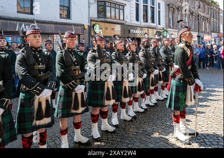 Elgin, Moray, Scozia, Regno Unito. 8 giugno 2024. Plainstones, High Street, Elgin, Moray, Scozia. Questa è la foto dalla seguente dichiarazione del Consiglio Moray - libertà di Moray per il Royal Regiment of Scotland la libertà di Moray deve essere conferita al Royal Regiment of Scotland (SCOTS) in una cerimonia a Elgin l'8 giugno 2024. In riconoscimento del loro servizio a Moray e alla nazione, la designazione come Freemen onorari di Moray conferisce il diritto di marciare con baionette fisse, bandiere che volano e pipe suonate. Crediti: JASPERIMAGE/Alamy Live News Foto Stock