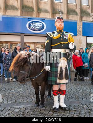 Elgin, Moray, Scozia, Regno Unito. 8 giugno 2024. Plainstones, High Street, Elgin, Moray, Scozia. Questa è la foto dalla seguente dichiarazione del Consiglio Moray - libertà di Moray per il Royal Regiment of Scotland la libertà di Moray deve essere conferita al Royal Regiment of Scotland (SCOTS) in una cerimonia a Elgin l'8 giugno 2024. In riconoscimento del loro servizio a Moray e alla nazione, la designazione come Freemen onorari di Moray conferisce il diritto di marciare con baionette fisse, bandiere che volano e pipe suonate. Crediti: JASPERIMAGE/Alamy Live News Foto Stock