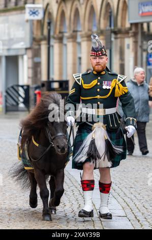 Elgin, Moray, Scozia, Regno Unito. 8 giugno 2024. Plainstones, High Street, Elgin, Moray, Scozia. Questa è la foto dalla seguente dichiarazione del Consiglio Moray - libertà di Moray per il Royal Regiment of Scotland la libertà di Moray deve essere conferita al Royal Regiment of Scotland (SCOTS) in una cerimonia a Elgin l'8 giugno 2024. In riconoscimento del loro servizio a Moray e alla nazione, la designazione come Freemen onorari di Moray conferisce il diritto di marciare con baionette fisse, bandiere che volano e pipe suonate. Crediti: JASPERIMAGE/Alamy Live News Foto Stock