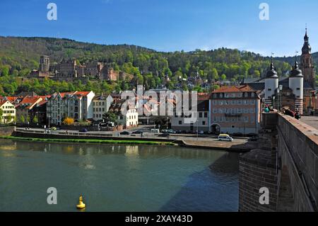 Vista dal Ponte Vecchio alla città Vecchia di Heidelberg, Heidelberg, Baden-Wuerttemberg, Germania Foto Stock