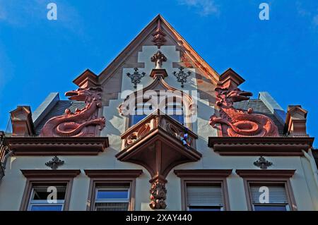 Portabagagli con due draghi sul tetto, XIX secolo, Hauptstr. Heidelberg, Baden-Wuerttemberg, Germania Foto Stock