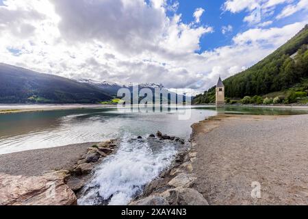 Kirchturm der alten Pfarrkirche St. Katharina. Der Glockturm ragt aus dem Reschensee, der als Stausee aufgestaut worden ist. // 25.05.2024: Graun im Vinschgau, Südtirol, Itallien, Europa c Arnulf Hettrich / Fnoxx - Veroeffentlichung nur gegen Honorar, Urhebervermerk und Belegexemplar. Kontakt: Arnulf Hettrich, Bildagentur Fnoxx, Zeppelinstrasse 7, 70193 S t u t g a r t , D e u t s c h l a n d , Telefon 49 173 3189170 und 49 711 291260, hettrichfnoxx.de Bankverbindung: IBAN: DE86 6005 0101 0005 9259 84 - BIC: SOLADEST600 - Ust.ID-Nr. DE 812 057 385 beim Finanzamt Stuttgart 1 --- www.freelens. Foto Stock