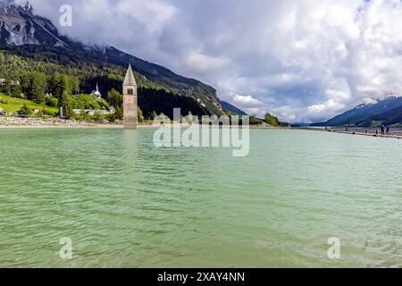 Kirchturm der alten Pfarrkirche St. Katharina. Der Glockturm ragt aus dem Reschensee, der als Stausee aufgestaut worden ist. // 25.05.2024: Graun im Vinschgau, Südtirol, Itallien, Europa c Arnulf Hettrich / Fnoxx - Veroeffentlichung nur gegen Honorar, Urhebervermerk und Belegexemplar. Kontakt: Arnulf Hettrich, Bildagentur Fnoxx, Zeppelinstrasse 7, 70193 S t u t g a r t , D e u t s c h l a n d , Telefon 49 173 3189170 und 49 711 291260, hettrichfnoxx.de Bankverbindung: IBAN: DE86 6005 0101 0005 9259 84 - BIC: SOLADEST600 - Ust.ID-Nr. DE 812 057 385 beim Finanzamt Stuttgart 1 --- www.freelens. Foto Stock