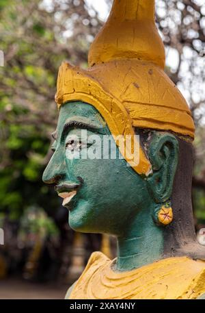 Statua del guardiano di faccia verde, tempio Wat Kao Nhot, Vientiane, Laos Foto Stock