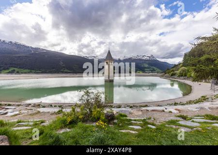 Kirchturm der alten Pfarrkirche St. Katharina. Der Glockturm ragt aus dem Reschensee, der als Stausee aufgestaut worden ist. // 25.05.2024: Graun im Vinschgau, Südtirol, Itallien, Europa c Arnulf Hettrich / Fnoxx - Veroeffentlichung nur gegen Honorar, Urhebervermerk und Belegexemplar. Kontakt: Arnulf Hettrich, Bildagentur Fnoxx, Zeppelinstrasse 7, 70193 S t u t g a r t , D e u t s c h l a n d , Telefon 49 173 3189170 und 49 711 291260, hettrichfnoxx.de Bankverbindung: IBAN: DE86 6005 0101 0005 9259 84 - BIC: SOLADEST600 - Ust.ID-Nr. DE 812 057 385 beim Finanzamt Stuttgart 1 --- www.freelens. Foto Stock