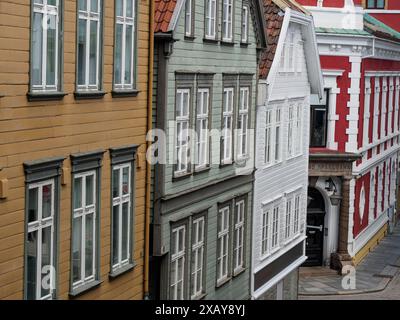 Tradizionali case in legno in colori diversi l'una accanto all'altra in una strada della città vecchia, Stavanger, Norvegia Foto Stock