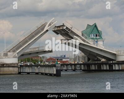 Primo piano di un ponte bascule aperto su un corso d'acqua, Kappeln, Schleswig-Holstein, Germania Foto Stock