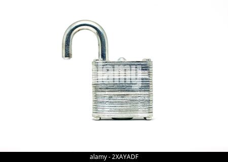 Primo piano di un lucchetto in metallo color argento su sfondo bianco. Il lucchetto è aperto, significa non sicuro, sbloccato, non protetto. Foto Stock