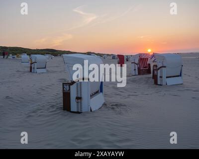 Spiaggia al crepuscolo con tramonto e sdraio in primo piano, juist, frisia orientale, germania Foto Stock