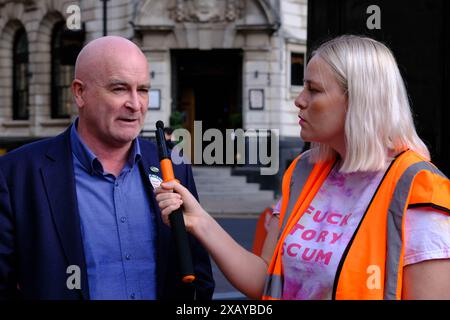 Londra, Regno Unito. 2 ottobre 2022. Mick Lynch si rivolge alle migliaia di sostenitori del sindacato alla protesta Britain is broken. Marchio di credito Lear/Alamy Foto Stock