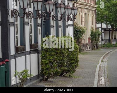 Una strada della città vecchia con case a graticcio e lanterne storiche crea un'atmosfera nostalgica, Herten, Renania settentrionale-Vestfalia, Germania Foto Stock