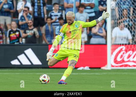 Kansas City, Kansas, Stati Uniti. 8 giugno 2024. Il portiere dei Seattle Sounders FC Stefan Frei (24) calcia la palla contro lo Sporting Kansas City al Children's Mercy Park di Kansas City, Kansas. David Smith/CSM/Alamy Live News Foto Stock