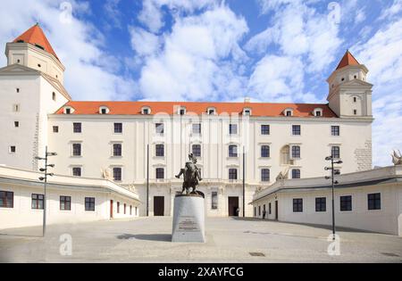 Bratislava, Slovacchia, 23-05-24. Il castello di Bratislava è il castello principale di Bratislava. Si erge l'imponente edificio rettangolare con quattro torri angolari Foto Stock