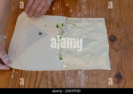 Una donna prepara la tradizionale pasta turca per i pancake per la cottura. Foto Stock