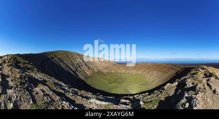 Panorama dal bordo del cratere nel cratere di Caldera Blanca, Parque Natural de Los Volcanes, Lanzarote, Isole Canarie, Spagna Foto Stock