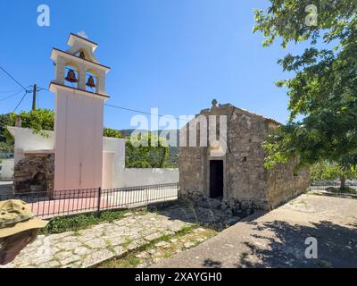 A sinistra, separa il nuovo campanile a destra, la storica piccola chiesa a navata unica di Panagia Throniotissa Naos Panagia della Dormizione del Foto Stock