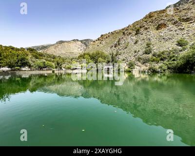 Vista del lago artificiale creato nel 1987 ai margini dei Monti Psiloritis e alimentato dalla sorgente Votomos Lago Votomos Zaros Lago Zaros Foto Stock