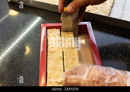 Il dessert alla noce, alla semola e allo zucchero è confezionato. Pasta di noci. Burdur, Turchia. Foto Stock