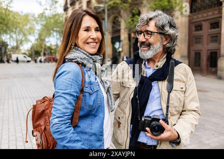 Ritratto di una coppia di anziani felici che si godono le vacanze in estate Foto Stock