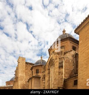 VALENCIA, SPAGNA - 2 maggio 2024: Architettura del centro città: Plaza de la Reina (Piazza della Regina) nella città vecchia. Campanile Micalet e ingresso al Cat Foto Stock