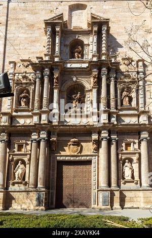 VALENCIA, SPAGNA - 2 maggio 2024: Architettura del centro città: Plaza de la Reina (Piazza della Regina) nella città vecchia. Campanile Micalet e ingresso al Cat Foto Stock