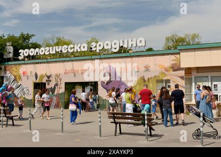 Ingresso allo zoo di Sofia e visitatori a Sofia Bulgaria, Europa orientale, Balcani, UE Foto Stock