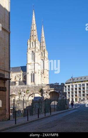 Nîmes, Francia - 21 marzo 2019: La porta di Augusto (in francese porte d'Auguste), un monumento romano costruito nel i secolo a.C., di fronte al Saint-Baud Foto Stock