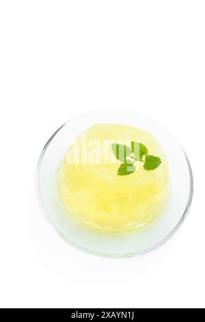 Gelatina di ananas gialla isolata su bianco Foto Stock