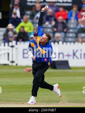 Bristol, Regno Unito, 9 giugno 2024. Il bowling Ollie Robinson del Sussex durante il Vitality Blast match del T20 tra Gloucestershire e Sussex Sharks. Crediti: Robbie Stephenson/Gloucestershire Cricket/Alamy Live News Foto Stock