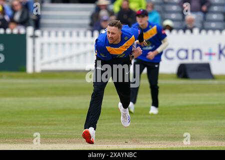 Bristol, Regno Unito, 9 giugno 2024. Il bowling Ollie Robinson del Sussex durante il Vitality Blast match del T20 tra Gloucestershire e Sussex Sharks. Crediti: Robbie Stephenson/Gloucestershire Cricket/Alamy Live News Foto Stock