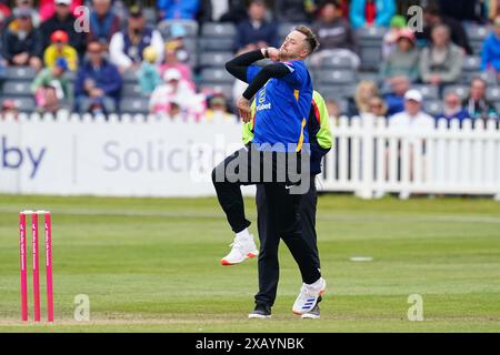 Bristol, Regno Unito, 9 giugno 2024. Il bowling Ollie Robinson del Sussex durante il Vitality Blast match del T20 tra Gloucestershire e Sussex Sharks. Crediti: Robbie Stephenson/Gloucestershire Cricket/Alamy Live News Foto Stock