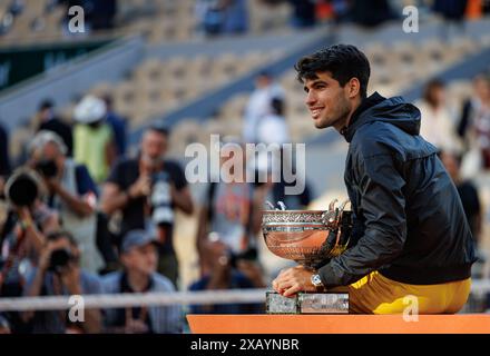 Parigi, Francia. 9 giugno 2024. Roland Garros, 09 giugno 2024: Carlos Alcaraz (ESP) con la Coppa dei Moschettieri durante gli Open di Francia 2024. Alamy Live News/corleve credito: Corleve/Alamy Live News Foto Stock